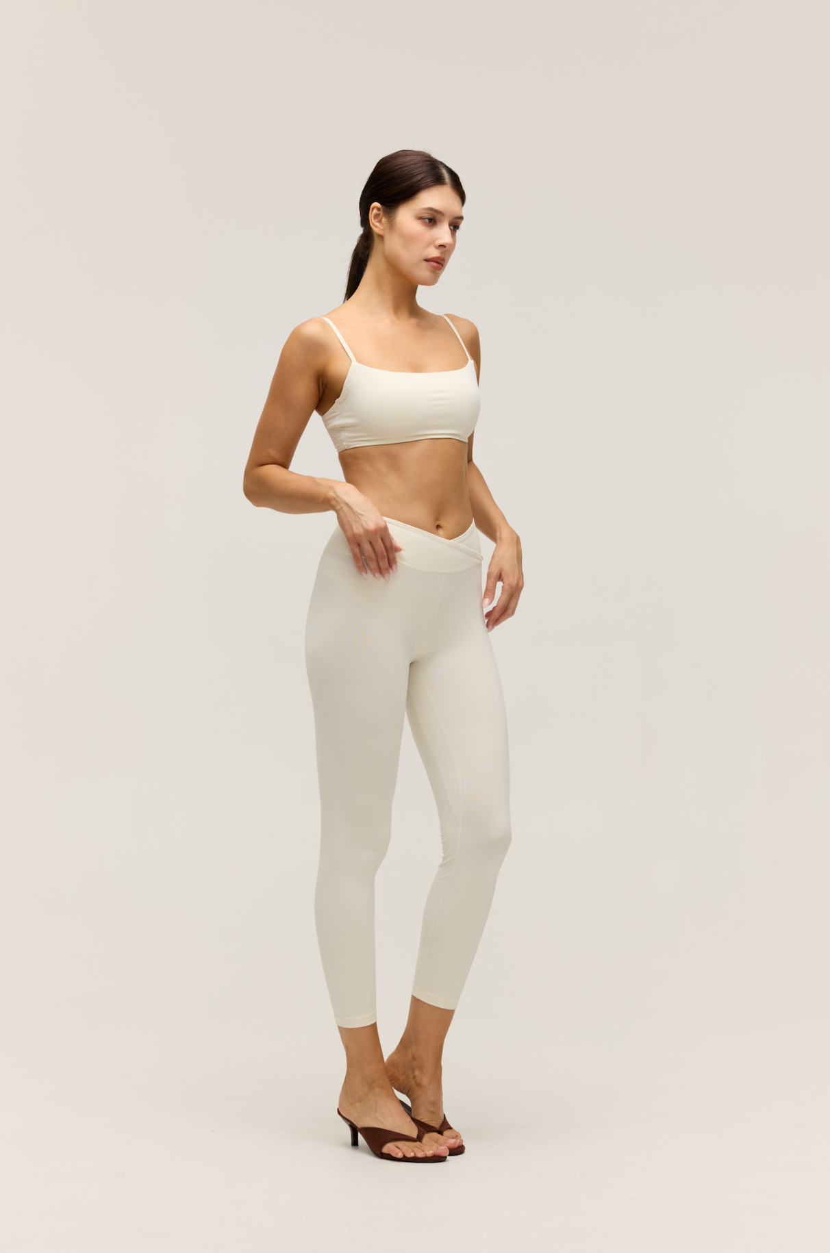 ESSENTIAL CROP|SANDY WHITE