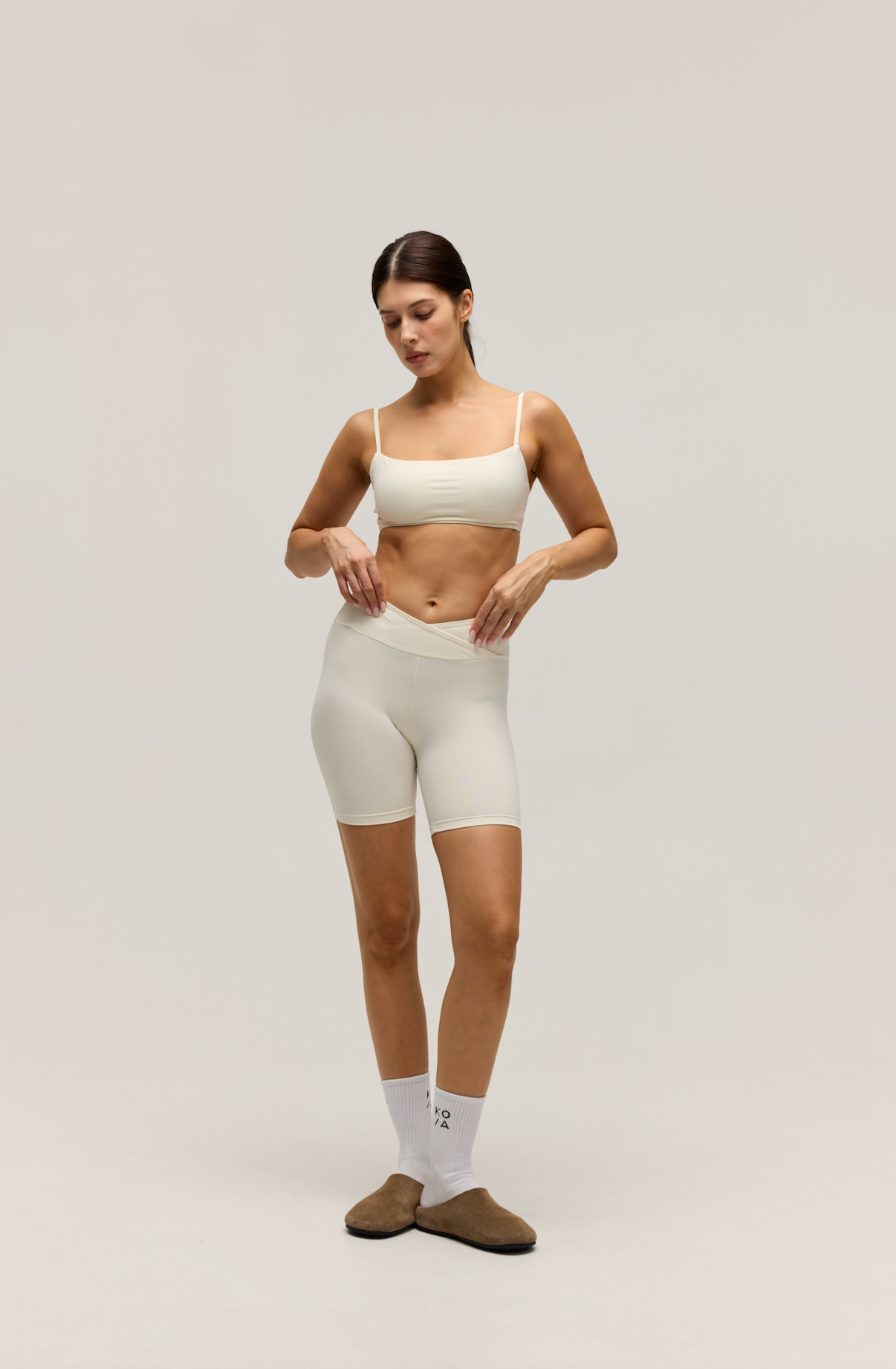 ESSENTIAL CROP|SANDY WHITE