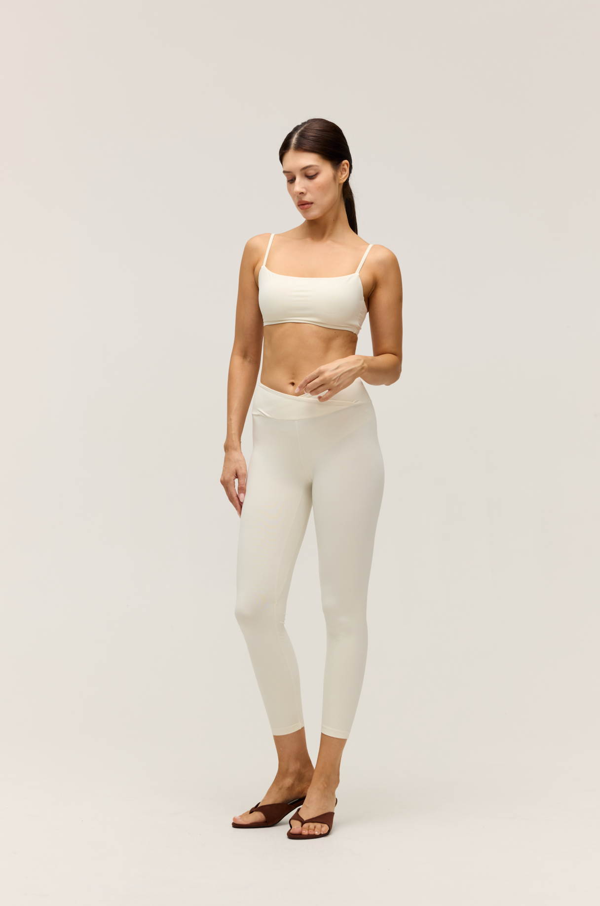 ESSENTIAL CROP|SANDY WHITE