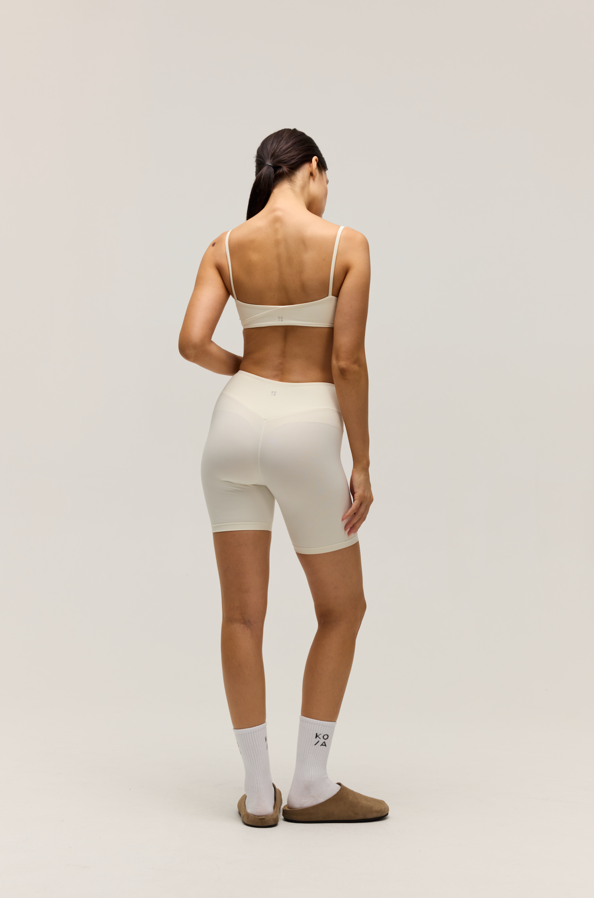 ESSENTIAL CROP|SANDY WHITE