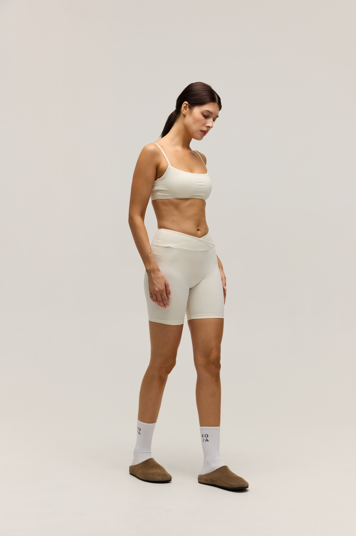 ESSENTIAL CROP|SANDY WHITE