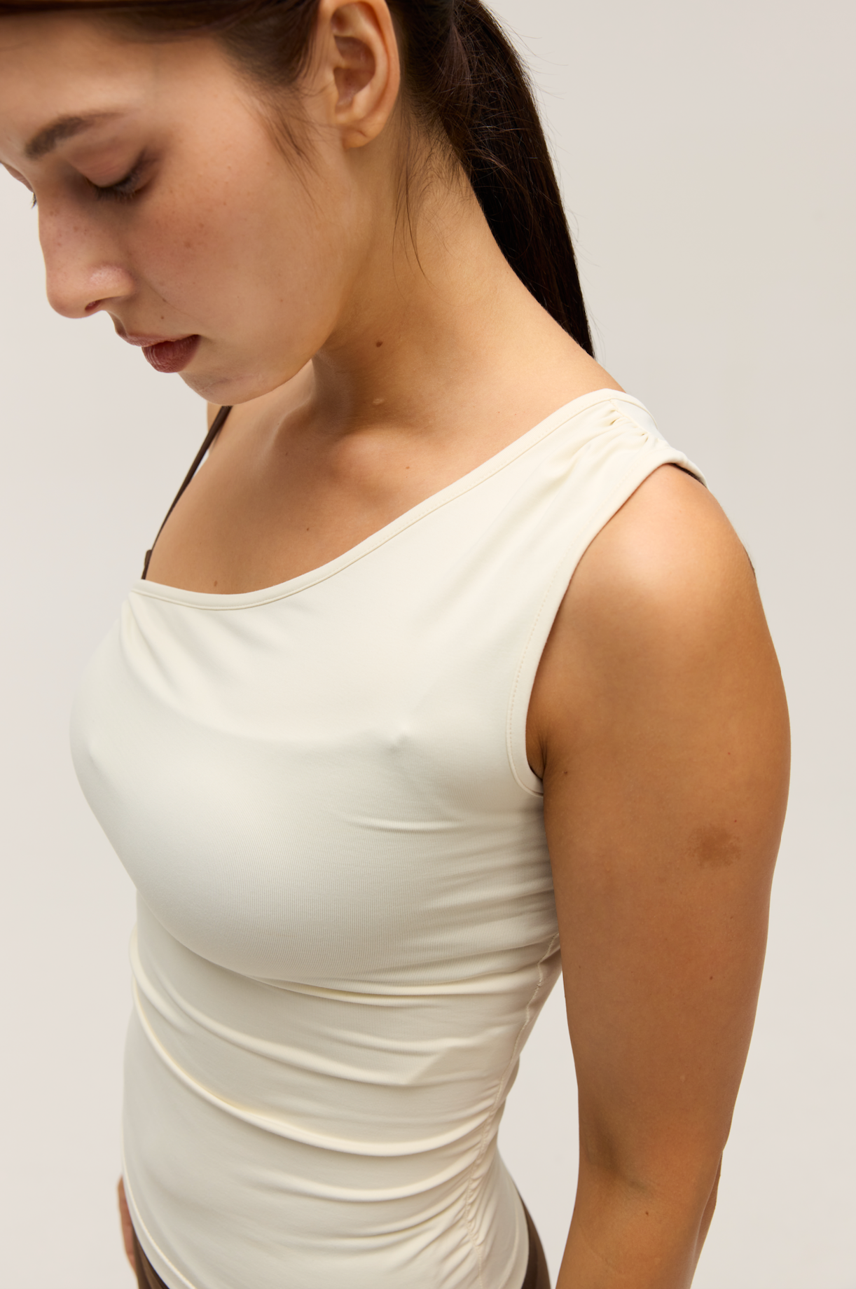 ASYMMETRIC ONE SHOULDER TANK TOP|SANDY WHITE