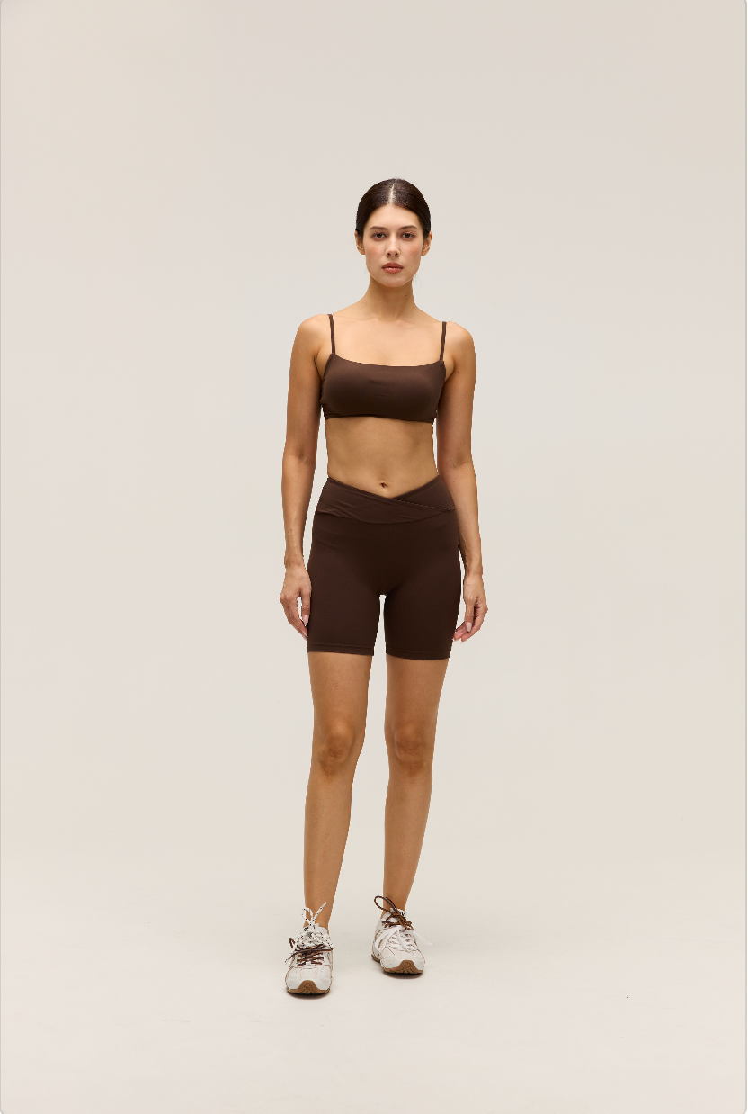 HIGH-WAISTED CROSSOVER SHORTS 6'' | CHOCO