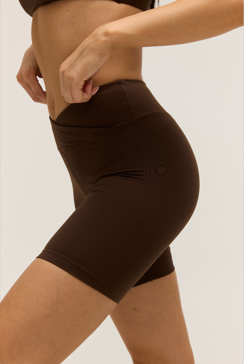 HIGH-WAISTED CROSSOVER SHORTS 6'' | CHOCO