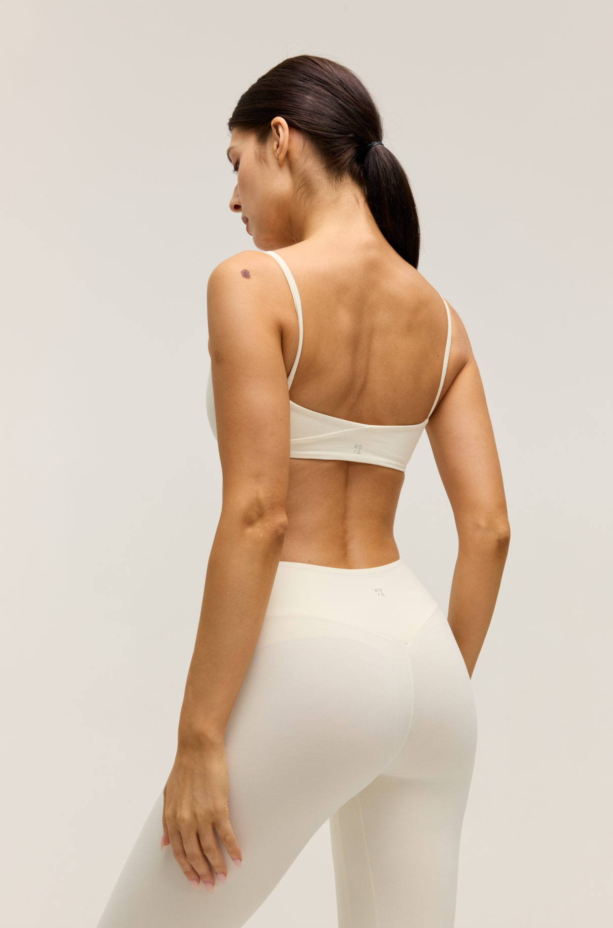 ESSENTIAL CROP｜SANDY WHITE