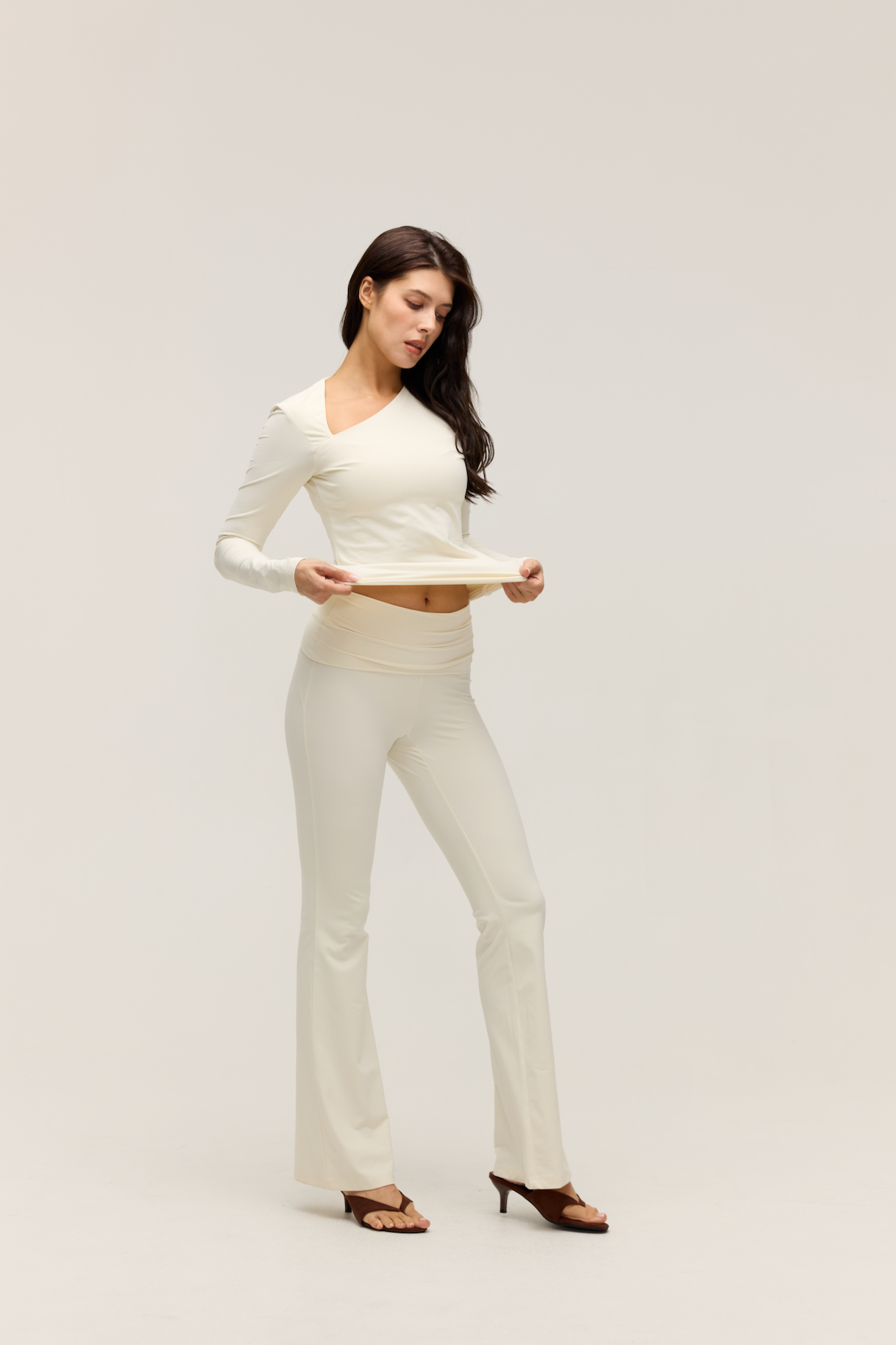 ASYMMETRIC LONG SLEEVE TOP｜SANDY WHITE