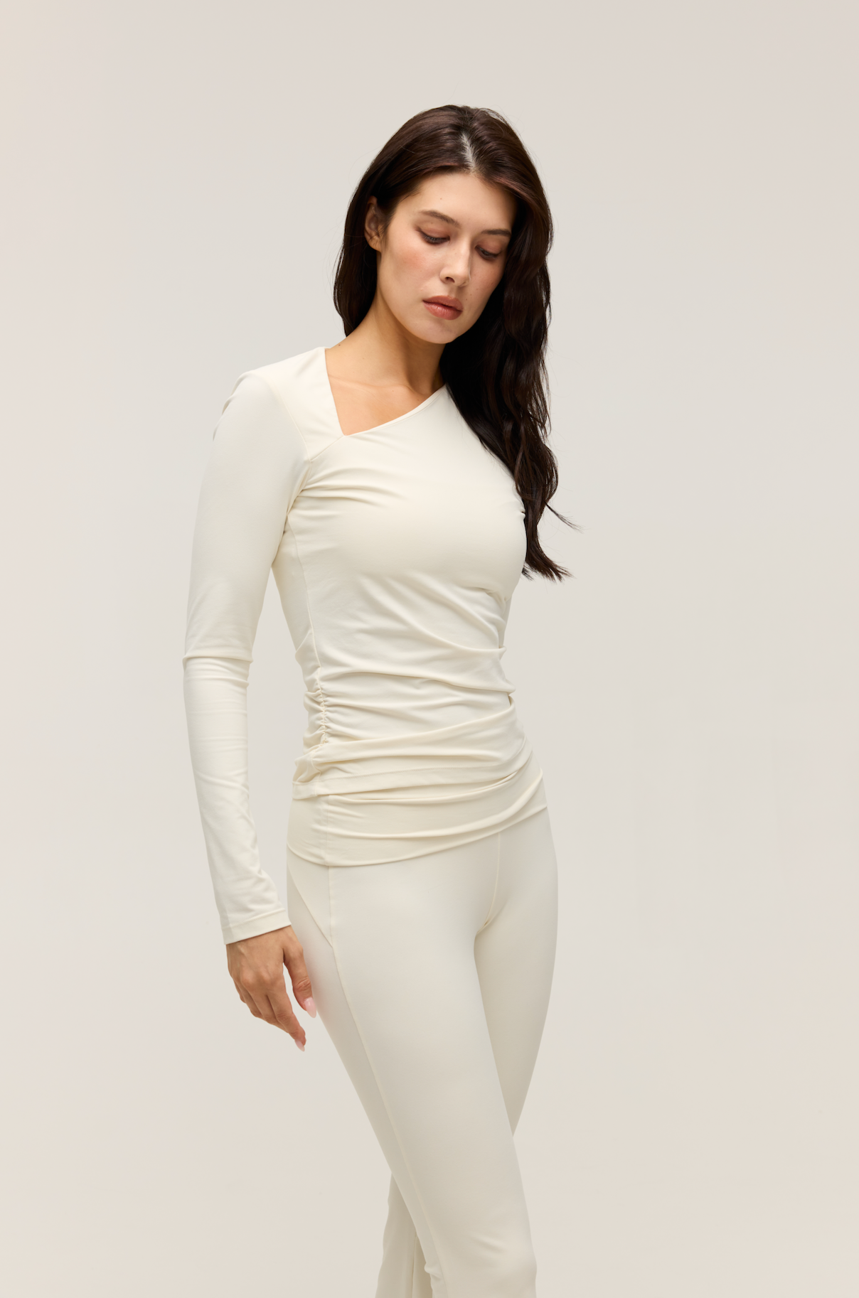 ASYMMETRIC LONG SLEEVE TOP｜SANDY WHITE