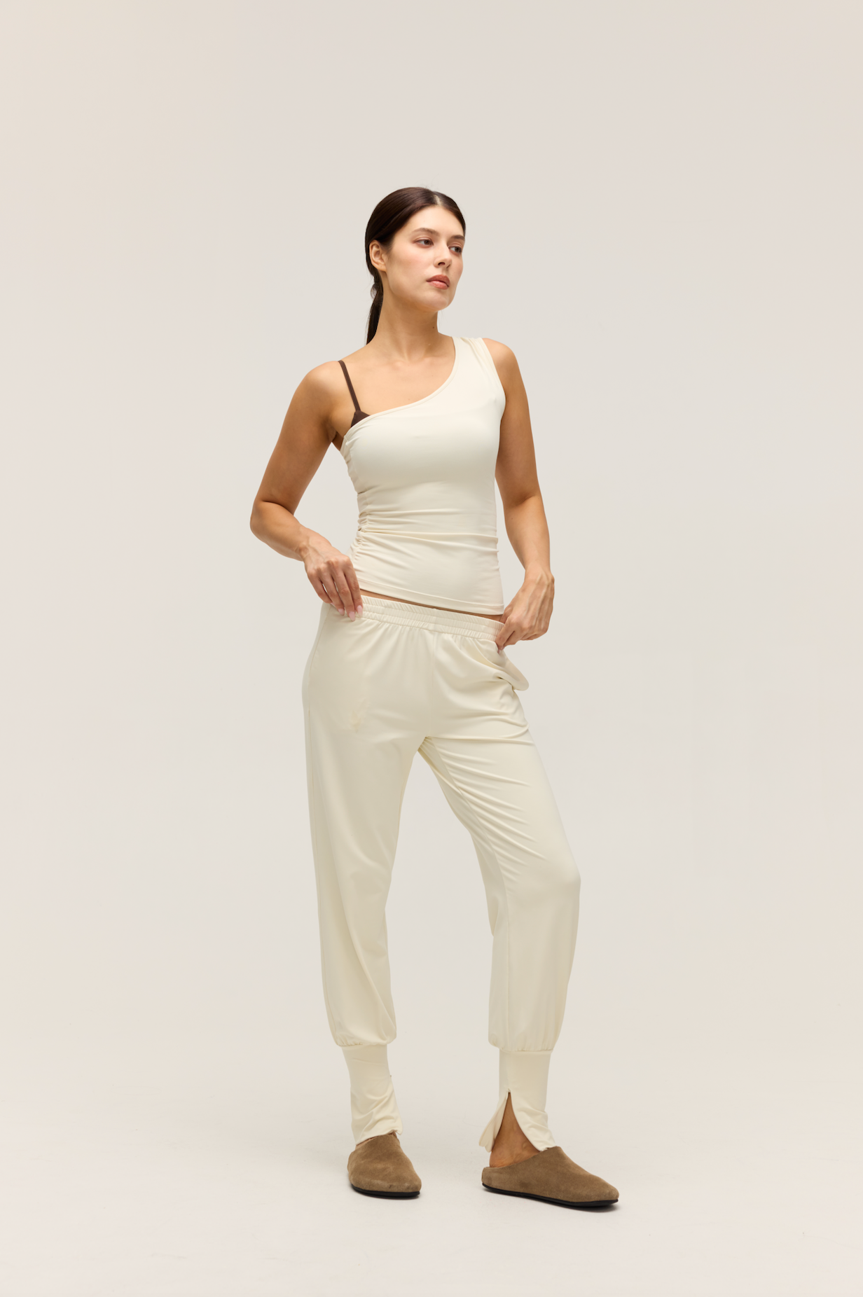 ASYMMETRIC ONE SHOULDER TANK TOP｜SANDY WHITE