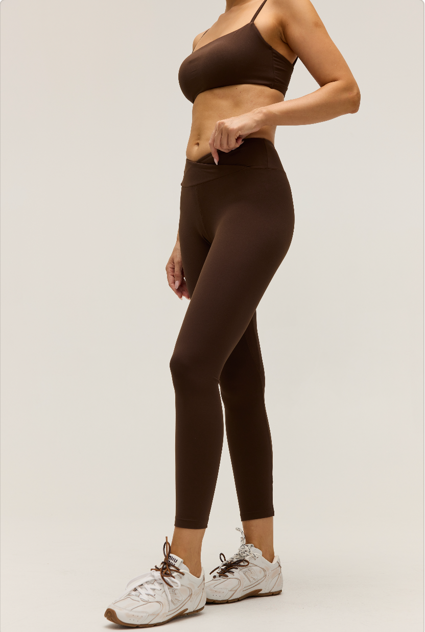 HIGH-WAISTED CROSSOVER LEGGINGS | CHOCO