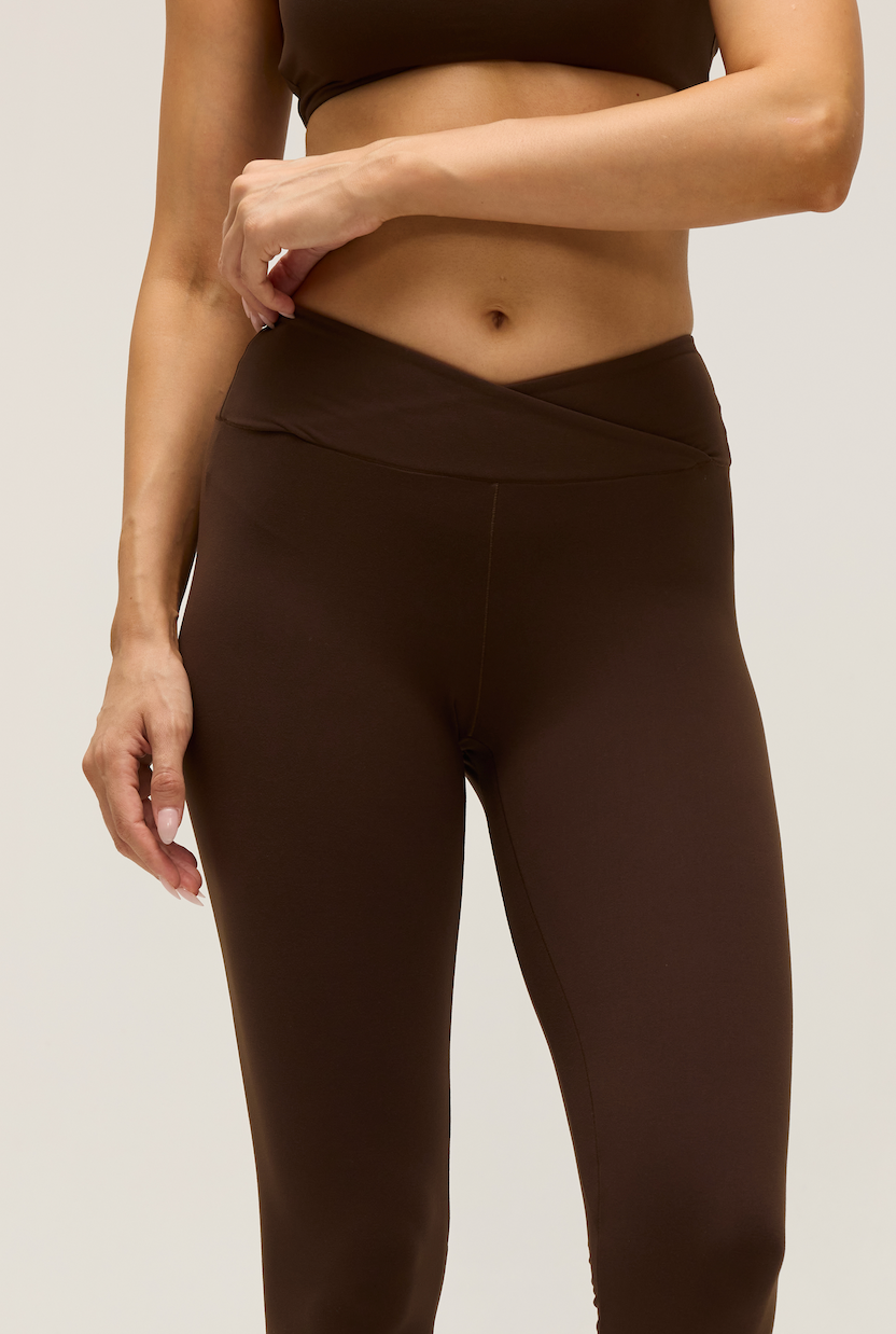 HIGH-WAISTED CROSSOVER LEGGINGS | CHOCO
