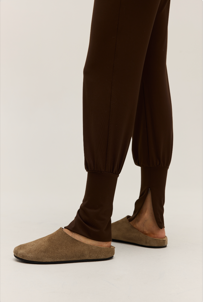KNITTED SLIM ANKLE JOGGER PANTS | CHOCO